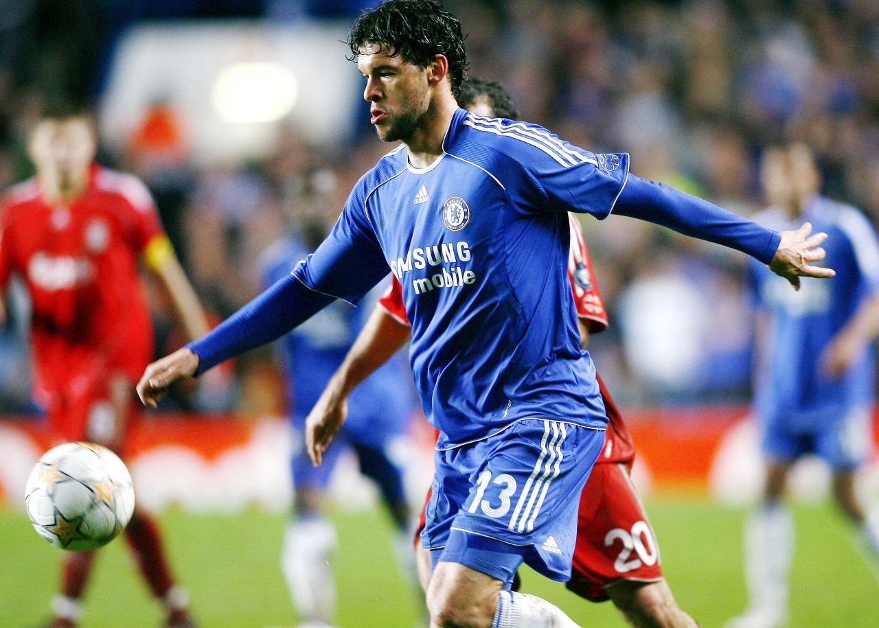 无视台上美女热舞表演,巴拉克专心观看切尔西的欧冠比赛