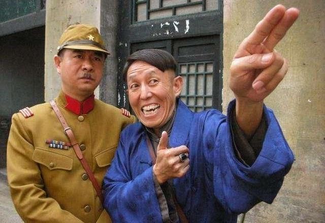 汉奸指认八路军,旁边老汉一瞪眼,汉奸赶紧改口:太君我记错了