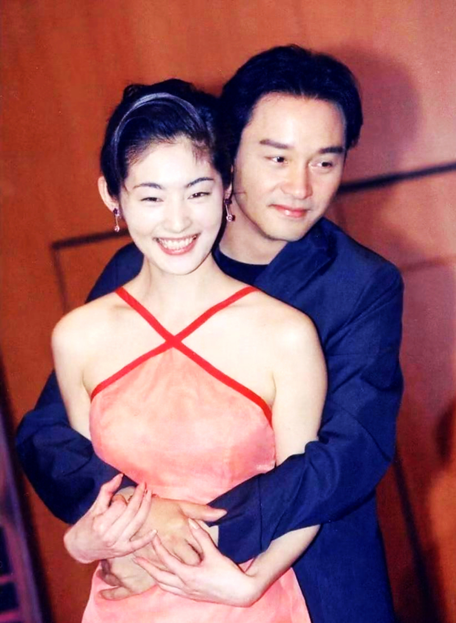 1994年在日本,"哥哥"张国荣与常盘贵子亲密拥抱.