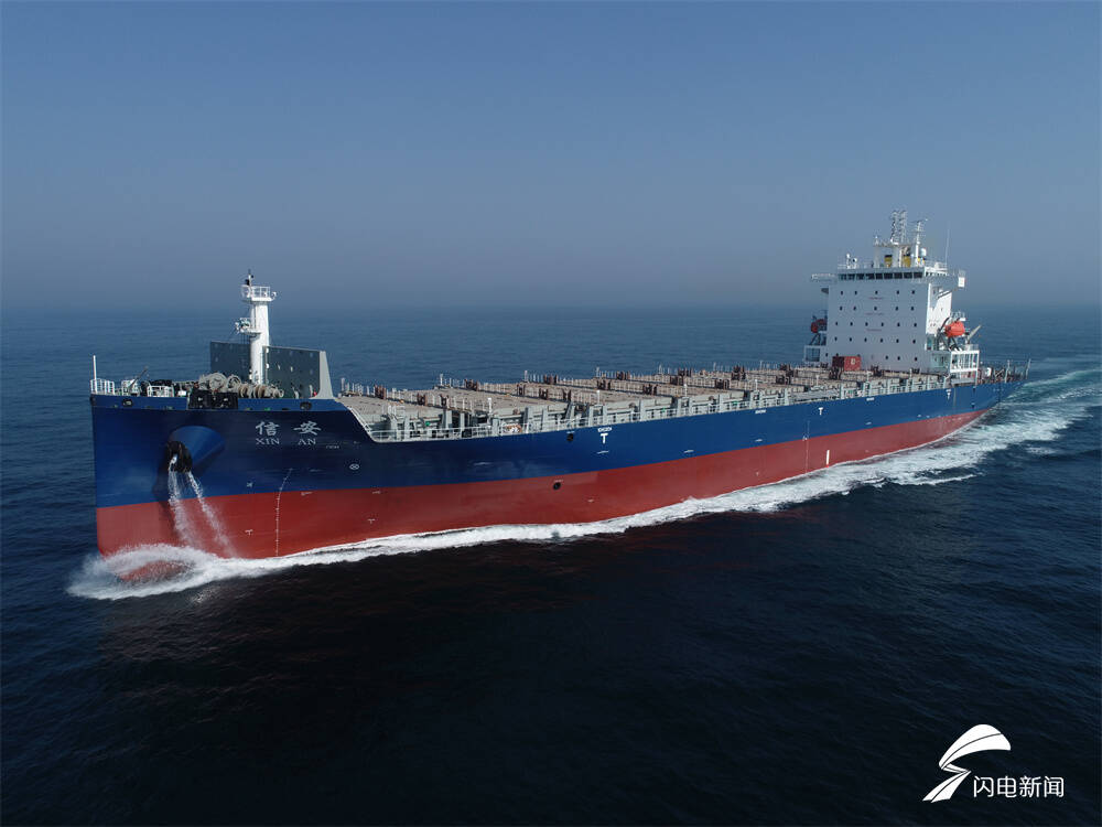 山东荣成:船舶大单首制集装箱船正式交付