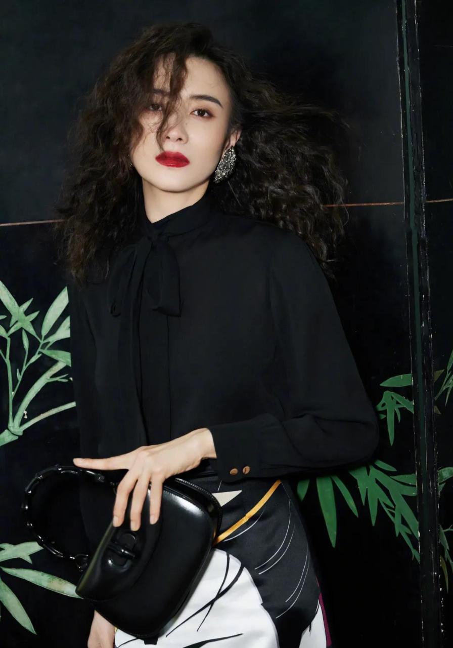 宋佳摆拍造型好洋气,羊毛卷造型好有范,肤色白皙,烈焰红唇,搭配上银色