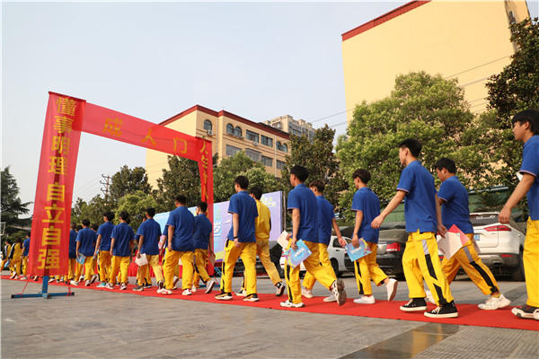 以传统方式向青春致敬 郑州万通汽车学校举办成人礼