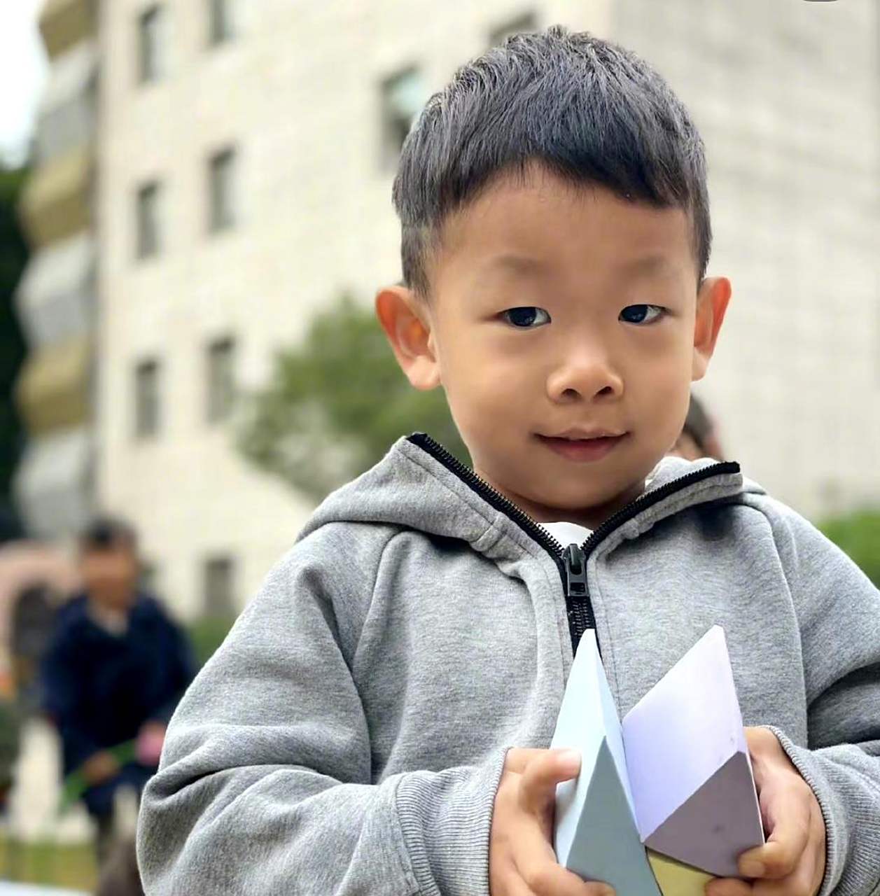 这确实不是张译小时候吗?哈哈哈哈哈怎么会这么像.[笑哭]