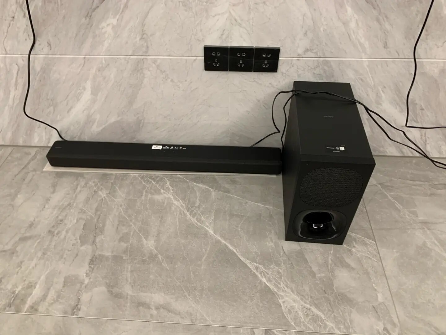 索尼ht-g700沉浸音效家庭影音:稳固音质,黑暗中的音乐盛宴