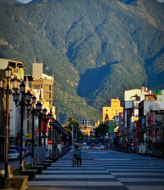 我国台湾花莲县因"洄澜港"得名,这里实行县管市,有太鲁阁峡谷