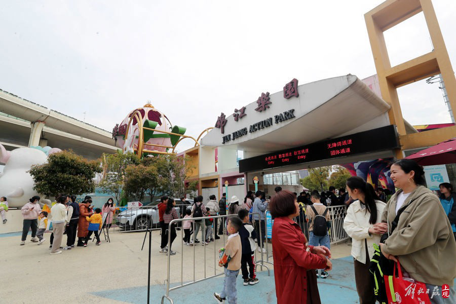 锦江乐园的摩天轮再度翻红排队超120分钟你打卡了吗