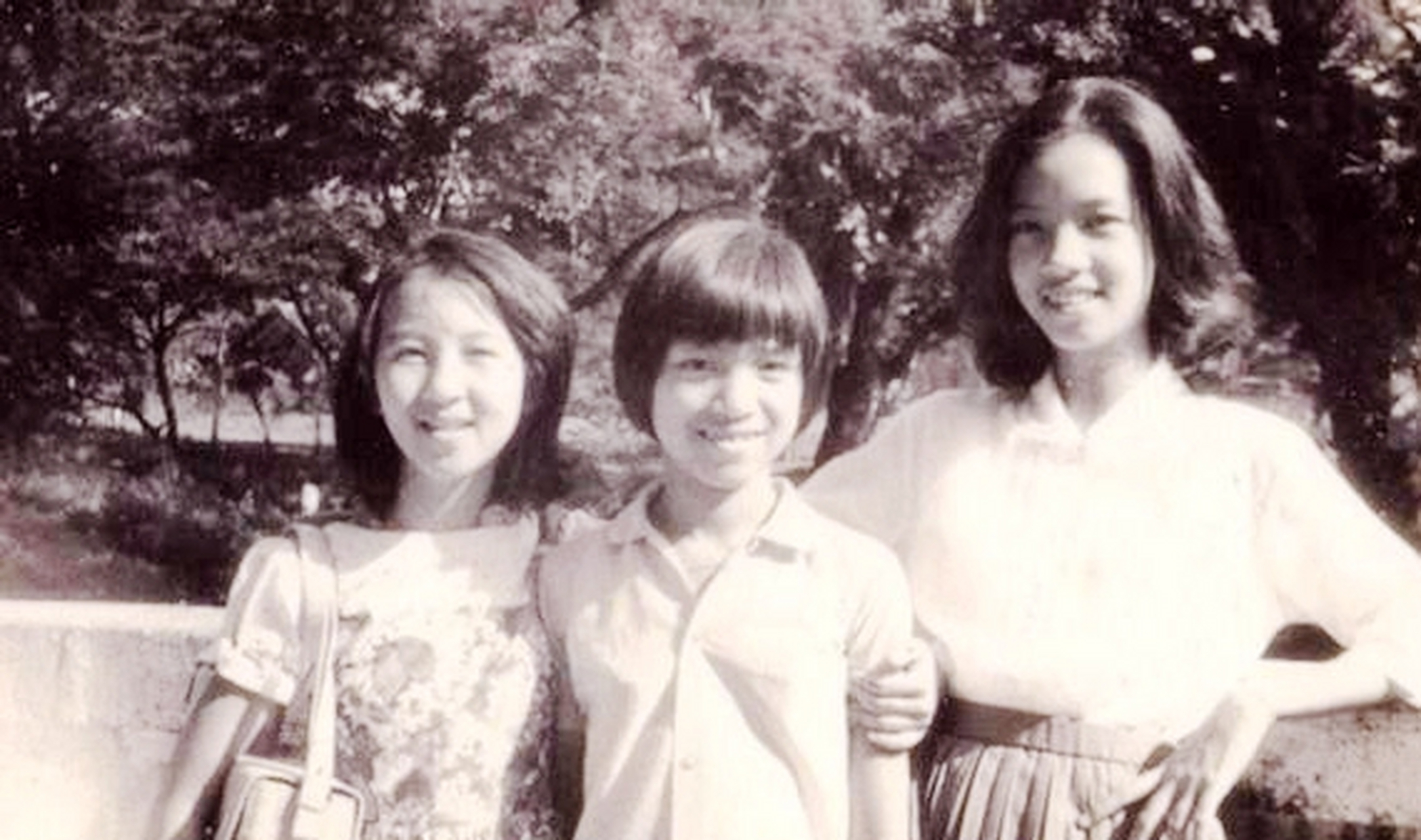 1919年军官陈济棠爱上女演员莫秀英.他知道她有两个特点.