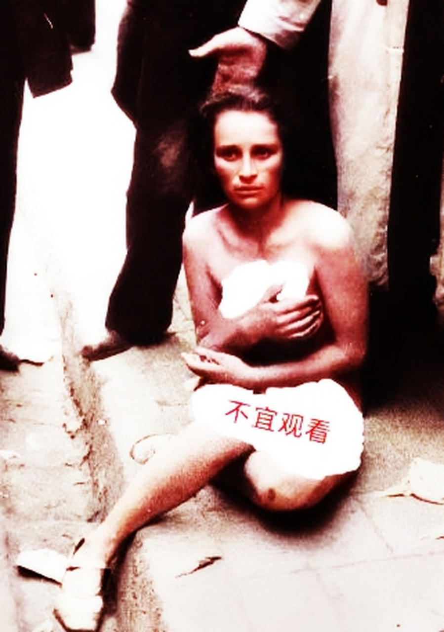 1944年在法国拍摄的照片中,一位年轻漂亮的女子脱下衣服后赤身裸体地