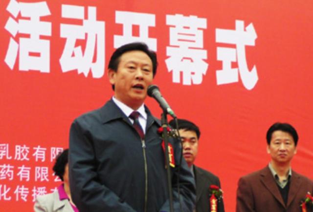 "三宝部长"张宗海:长期与美女大学生玩乐,商人为其吸毒脓换厂