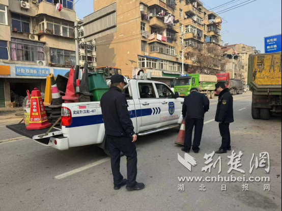 武汉纱帽街:城市管理无小事 清理锥桶路障保畅通