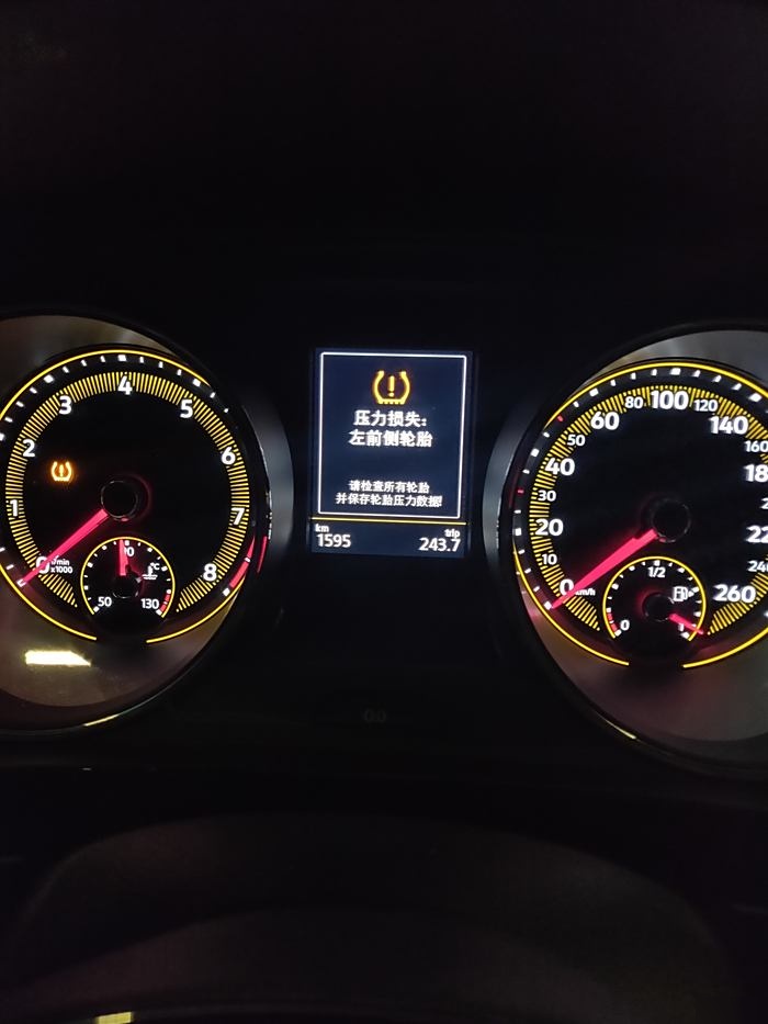 23速腾胎压报警提示右前胎