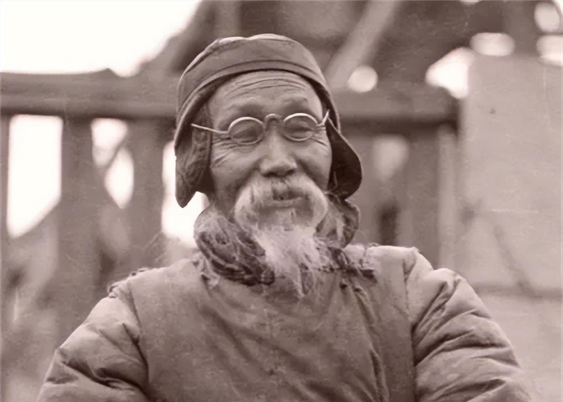 [月亮]1938年,新四军司令陈世俊去买香烟时,结账时无意间看到看店老头