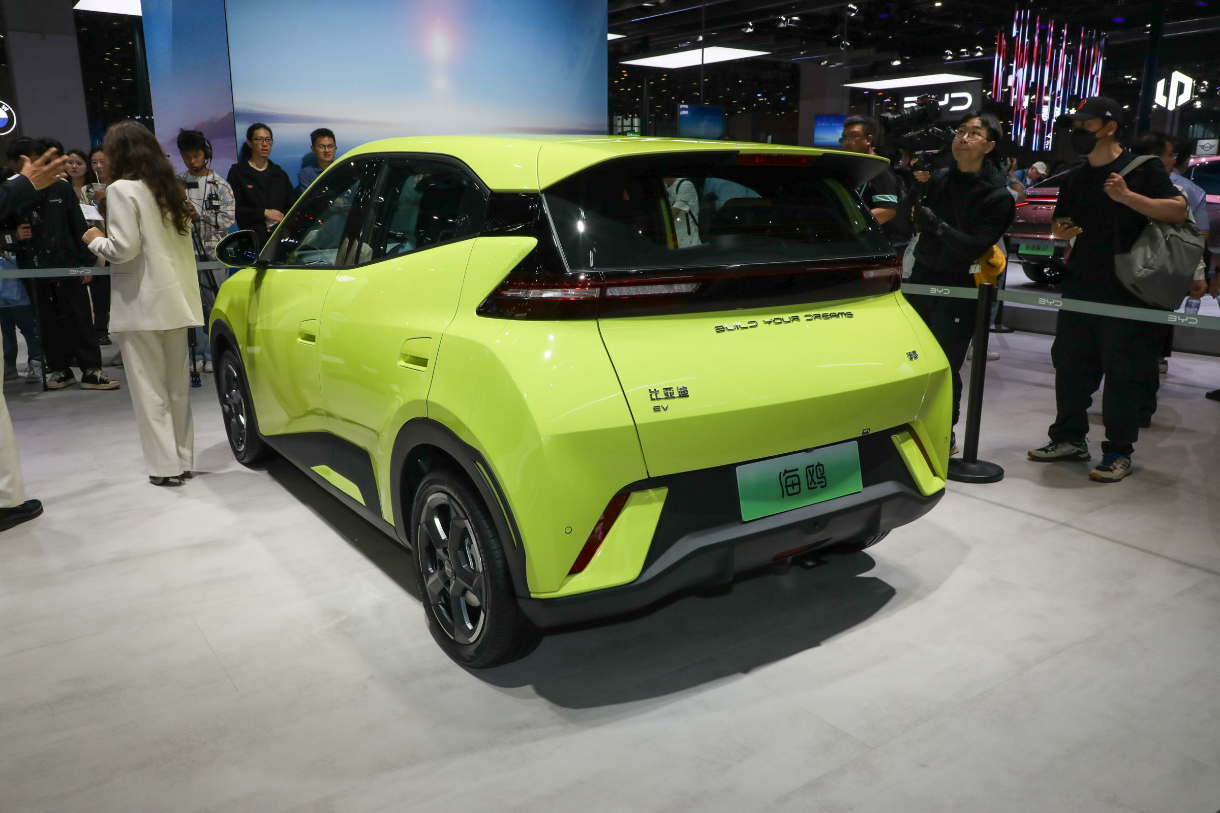 《甲级车评》前言:比亚迪海鸥是比亚迪打造的四门微型电动车,定位比