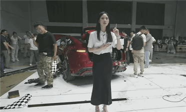 奇瑞真敢玩！星纪元ES成功挑战120km/h三车夹击对撞
