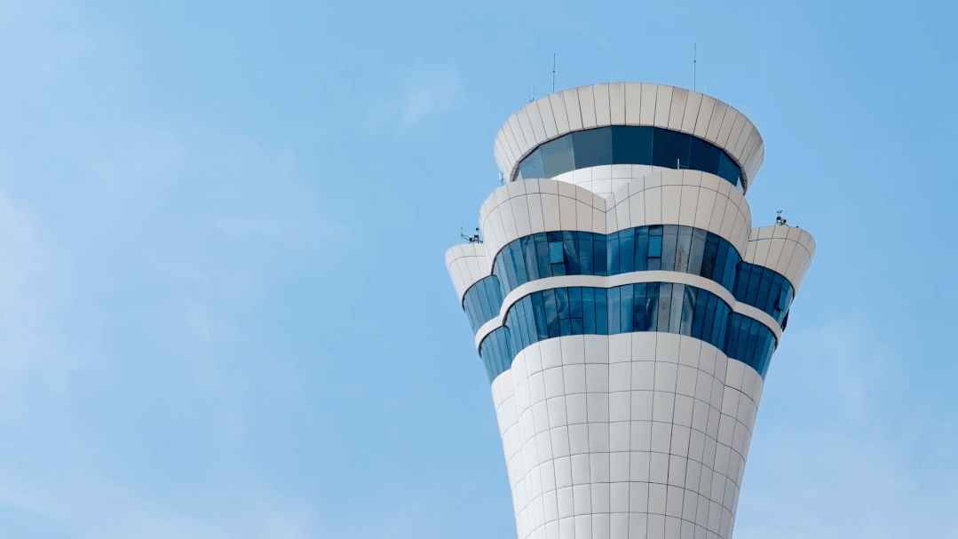 大学毕业后,丁凡就职于武汉天河机场,先后负责机场地面服务及运行指挥