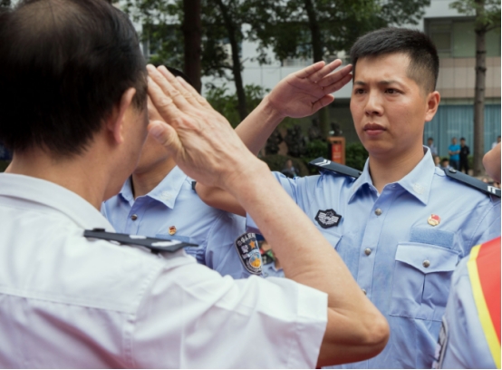 白衬衣警察和蓝衬衣警察有什么区别?普通人可不够格穿