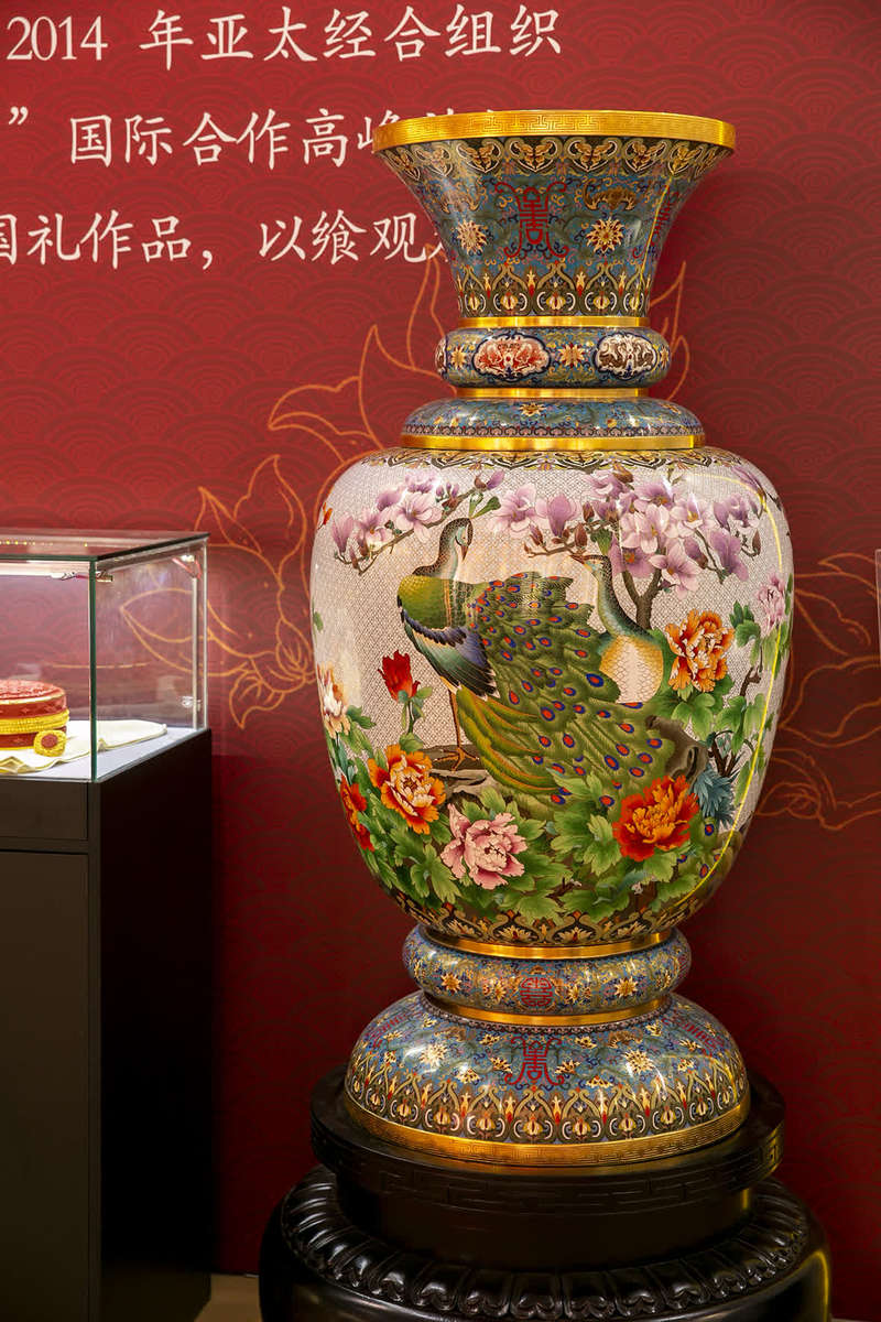 "国礼"景泰蓝惊艳亮相服贸会