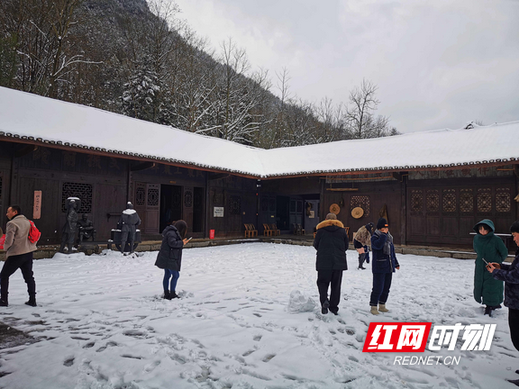 龍山:追尋紅色足跡 雪漫茨巖分外