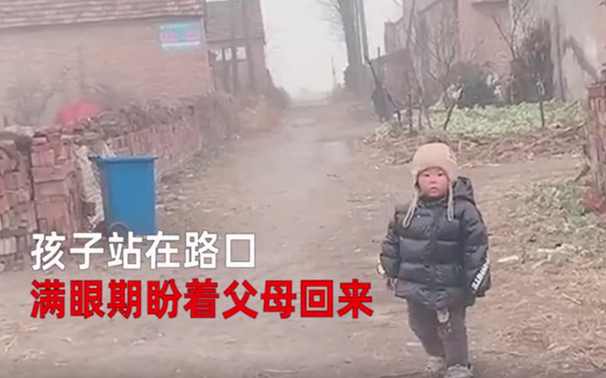 留守孩子站路口等待父母满眼期盼,这一幕太心酸了!