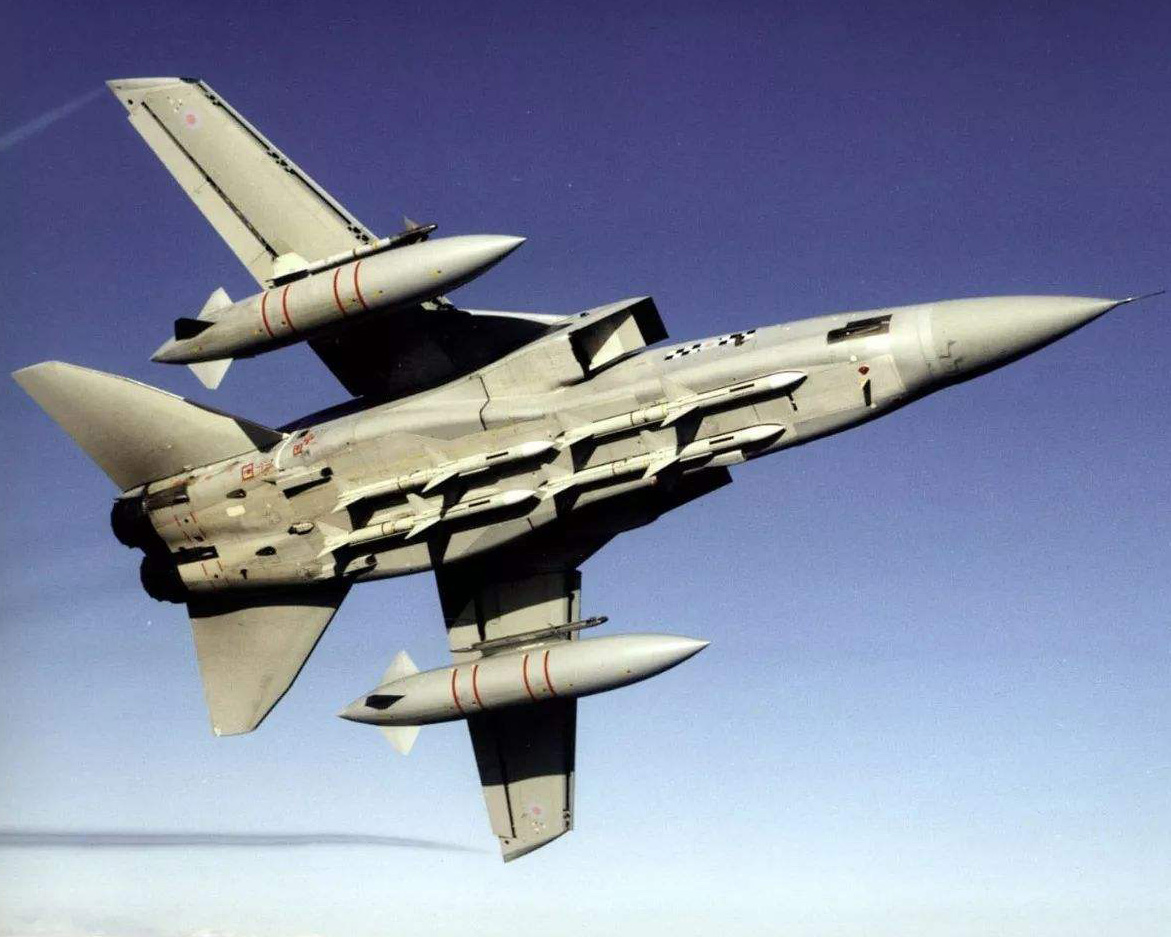 昙花一现的歼轰7b,挂载4马赫超音速导弹,一枚可击沉万吨战舰