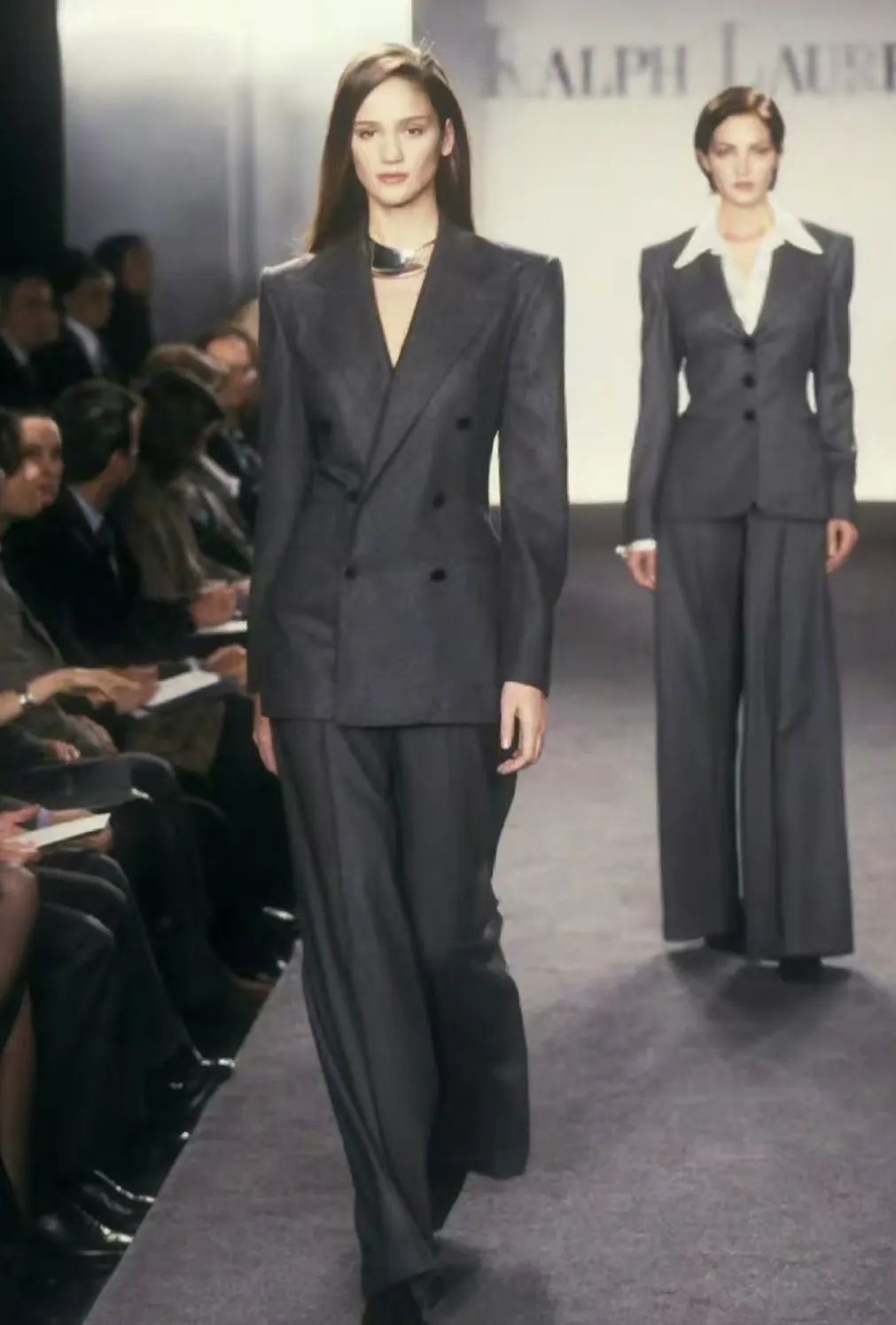 90年代的ralph lauren 秀场90年代的calvin klein 秀场廓形和硬挺材质