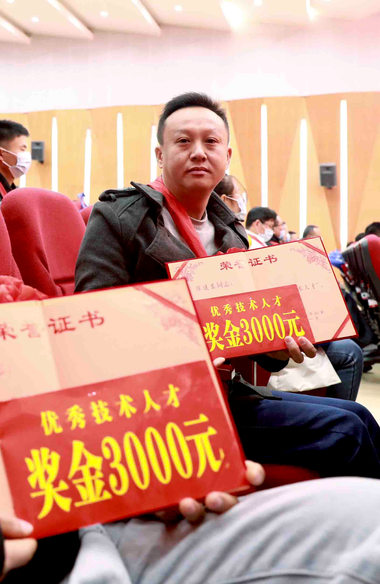 四川华蓥:543名产业工人喜获"政府奖"