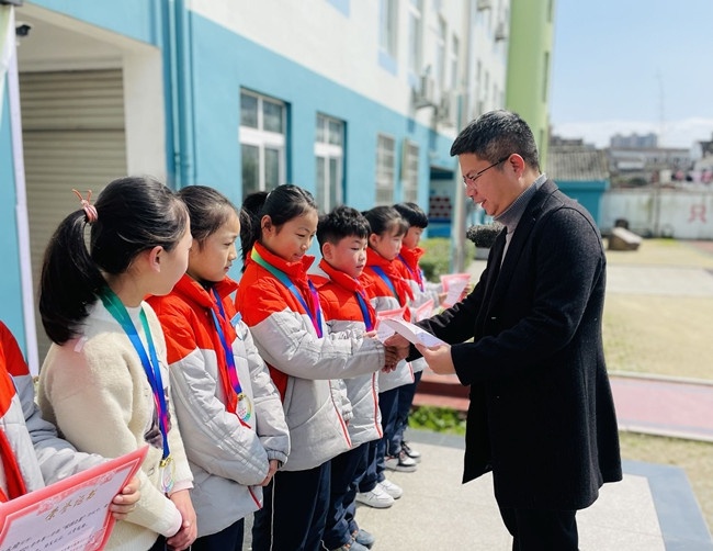 春归万物生,"虎"跃筑新程——鳌江七小西塘校区举行"校园之星"颁奖