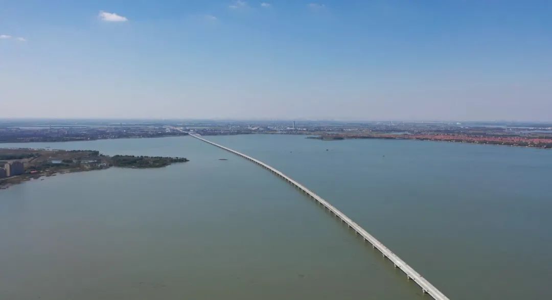 【探索】壮观!沪苏湖铁路青浦特大桥横卧元荡湖