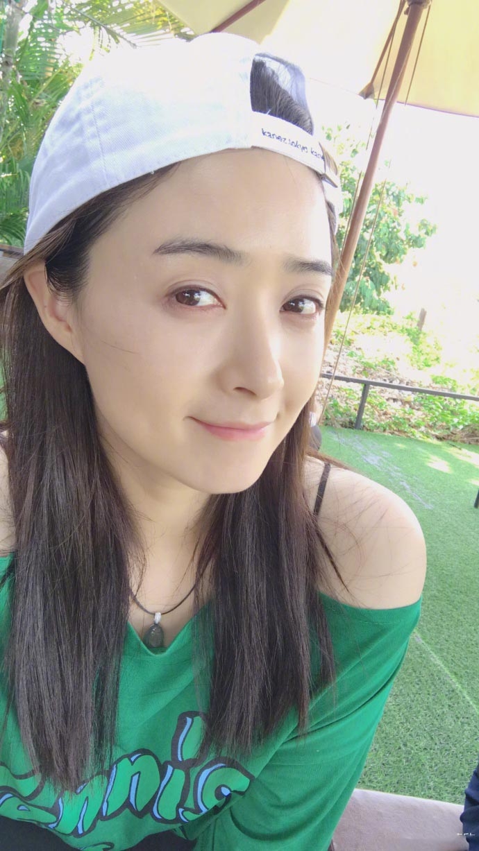 明星闲着也自拍,素颜放飞自我,论自拍技术的重要性