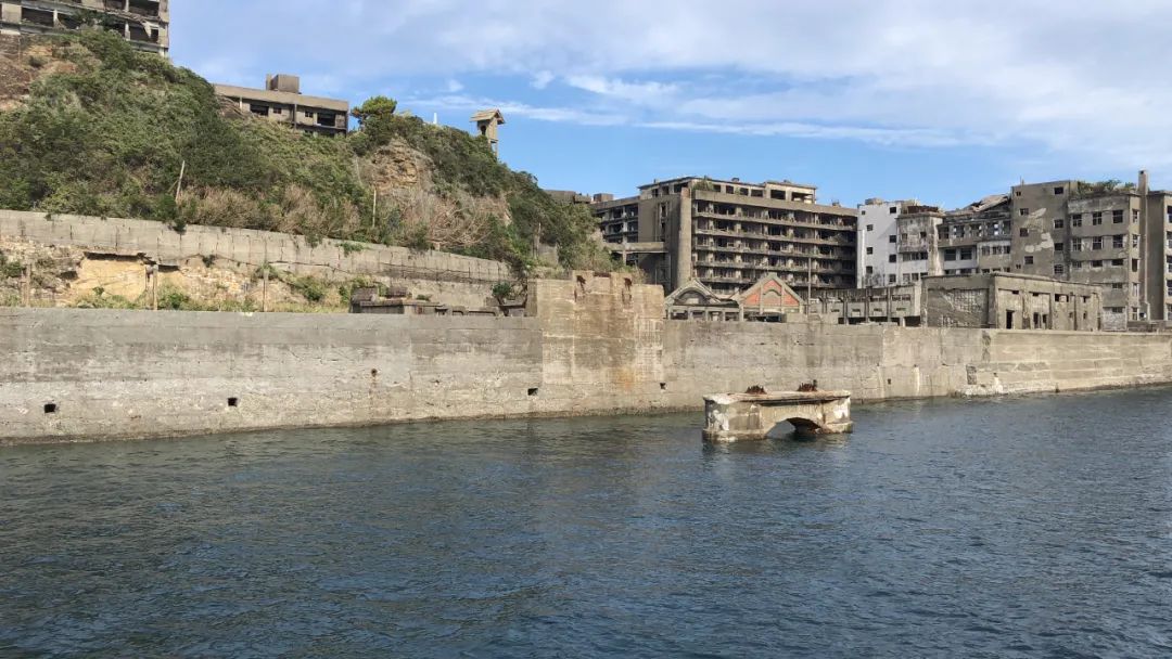日本军舰岛,一座废弃的无人岛,现在是热门观光地,岛上废墟遍地