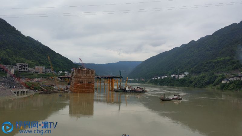 渝湘高铁重庆彭水清水坪乌江特大桥钢围堰今天顺利下水