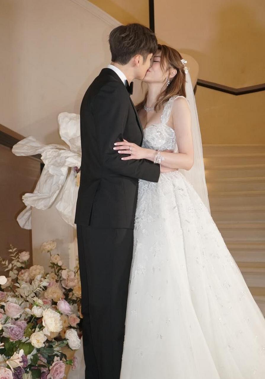 今天是香港男星陈家乐和连诗雅大喜日子,这对夫妻颜值真的很高