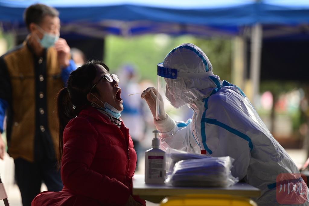 视频|如此可爱成都核酸检测现场的暖心"碎碎念"