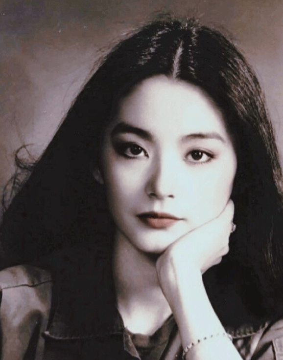 "小林青霞"柴蔚长大了,19岁颜值出众,和妈妈同框却被抢镜