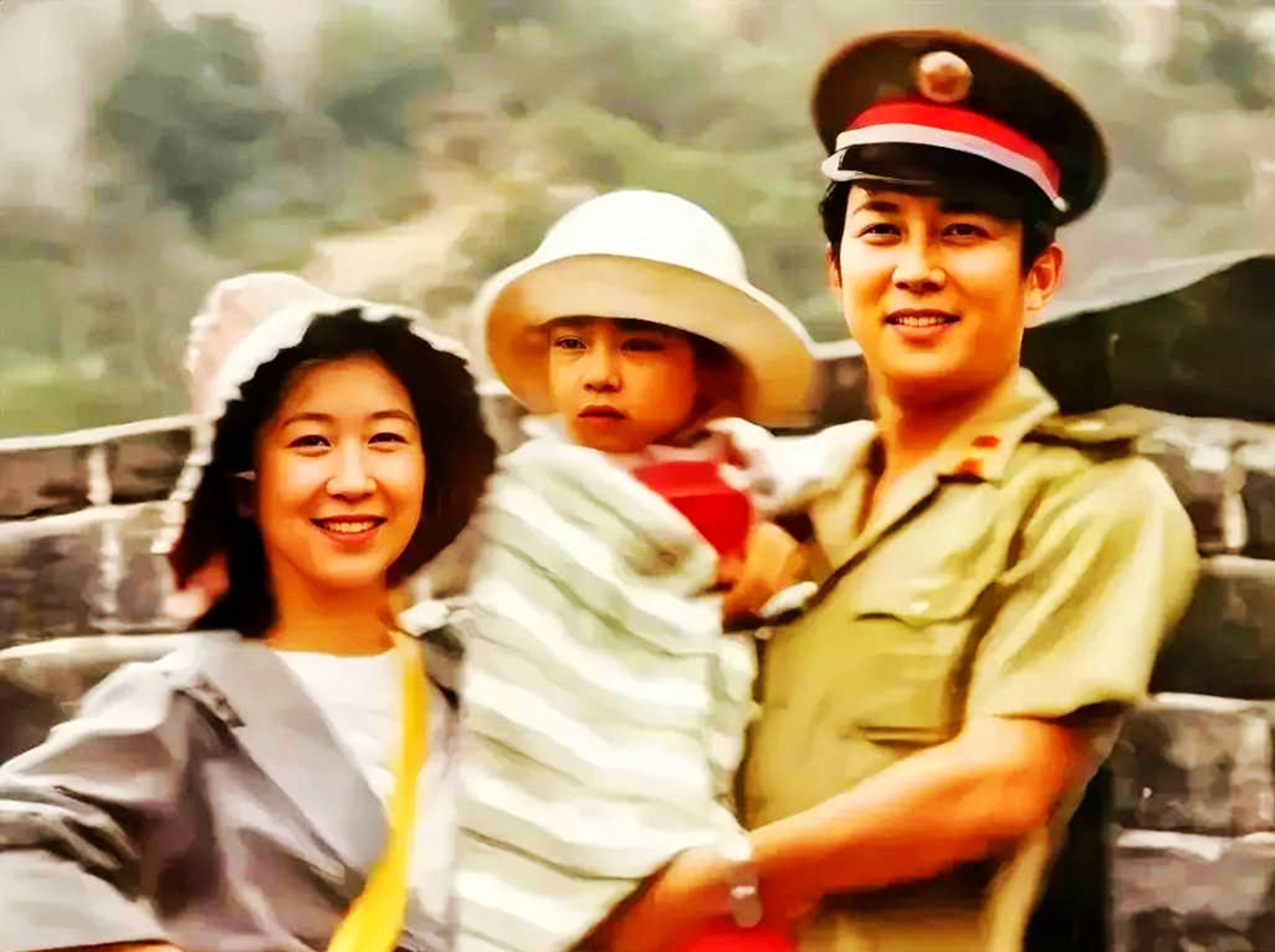 20世纪80年代,年幼的唐国强带着女儿和妻子孙涛一起旅行