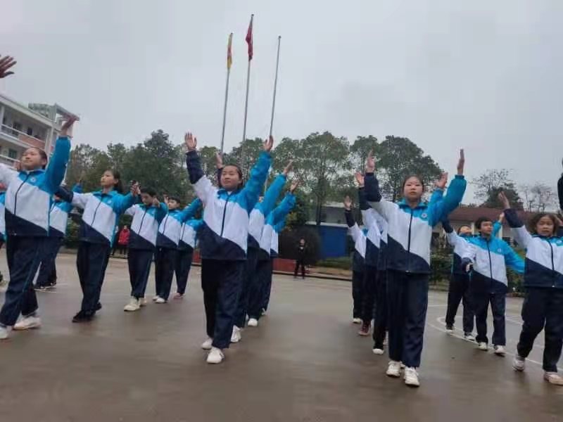 平江县三市中学:趣味运动绽活力 快乐无穷展笑颜