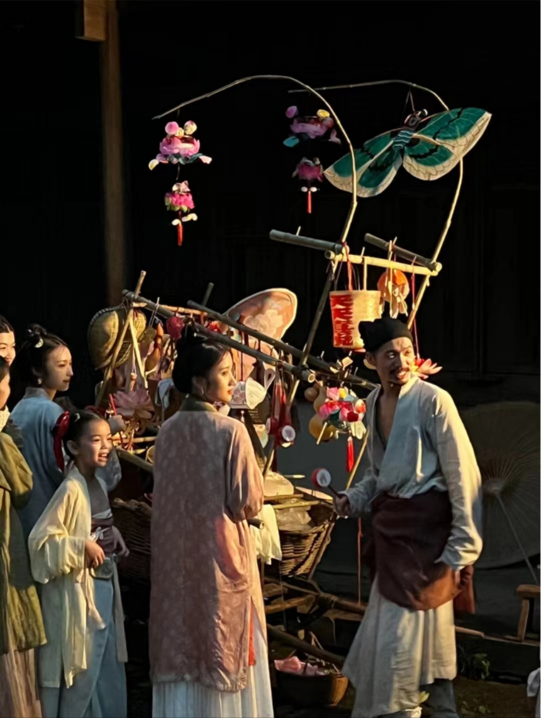 西湖边偶遇古画里的卖花郎!这位美院汉服博主又有新创意