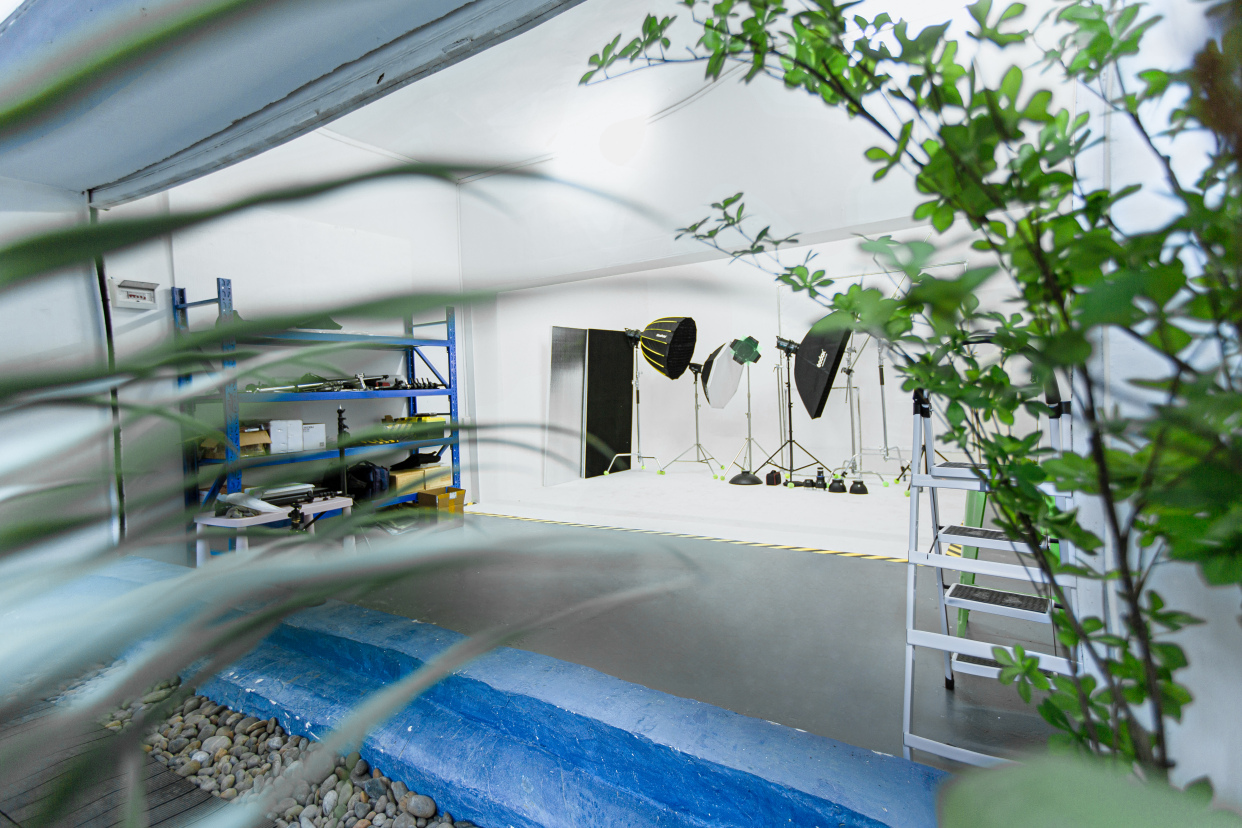 新的浪潮,暗月红摄影棚首拍无影墙商业摄影,创意拍摄作品赏析