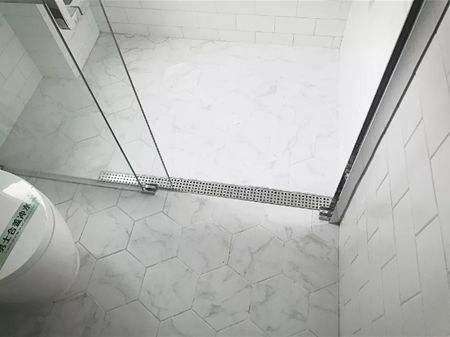 卫生间淋浴区不要装挡水条,头次见这种设计,不得不感叹太聪明了