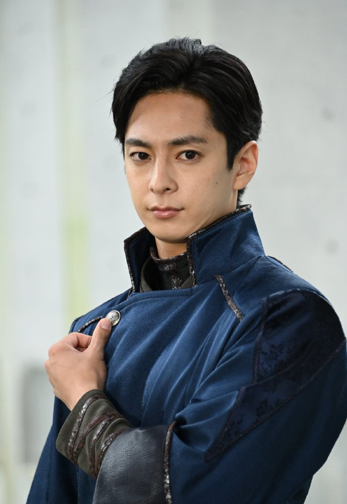 神山飞羽真本作男主角,使用炎之圣剑"火炎剑烈火"的 假面骑士圣刃 .