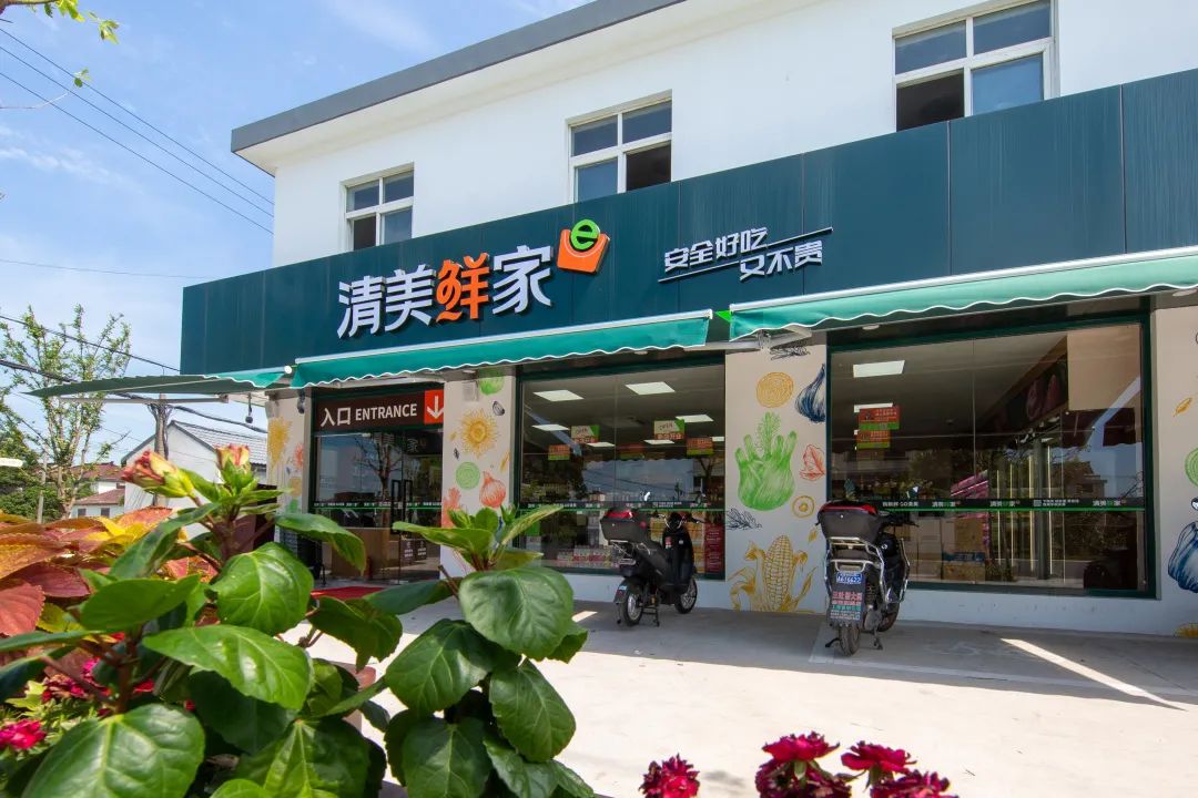 " 这里的东西新鲜,便宜,吃过晚饭会有不少人散步到超市,顺便再带点