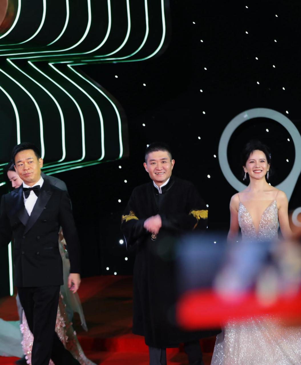 苗阜与孙浩,李传缨一起走红毯.