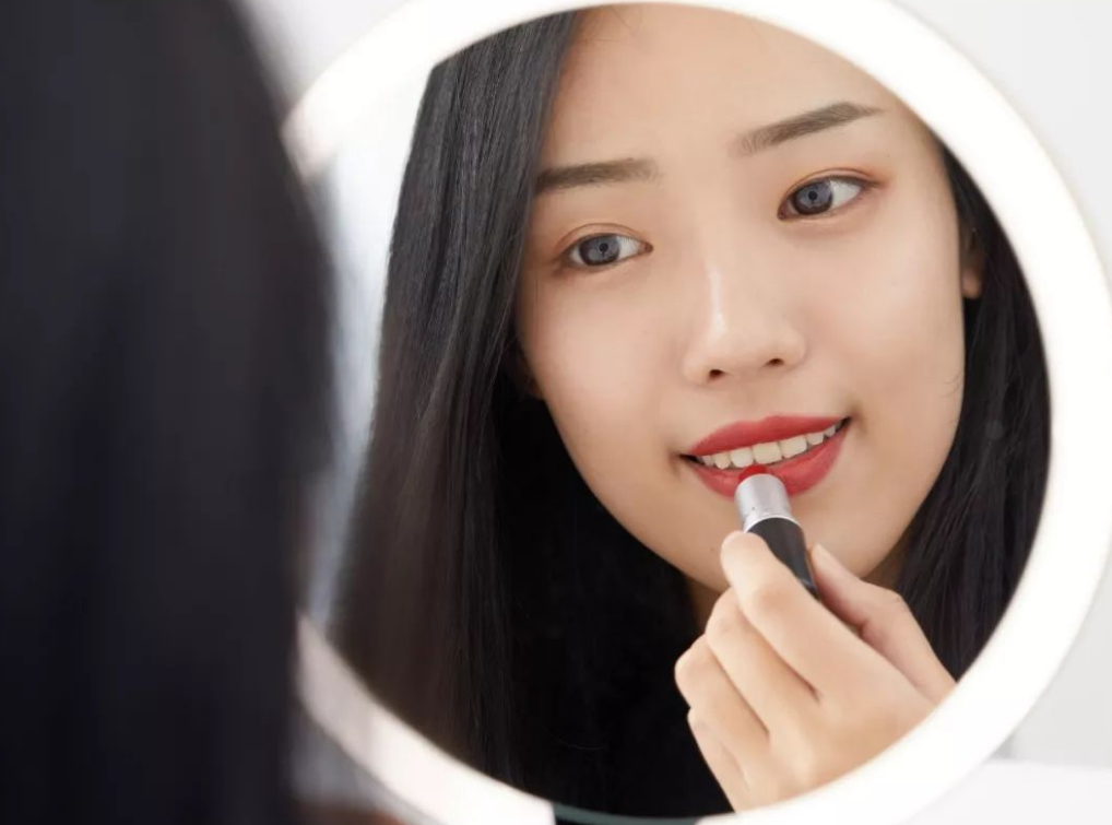 人在照镜子的时候看到的自己,真的会比真实的自己好看30%吗?