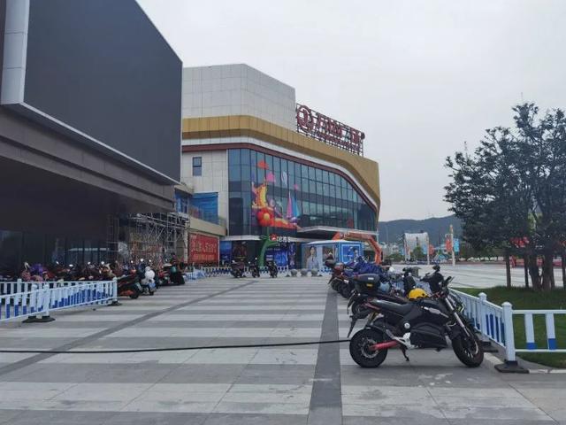 助力全国文明城市创建!象山多部门联合整治万达广场周边停车乱象