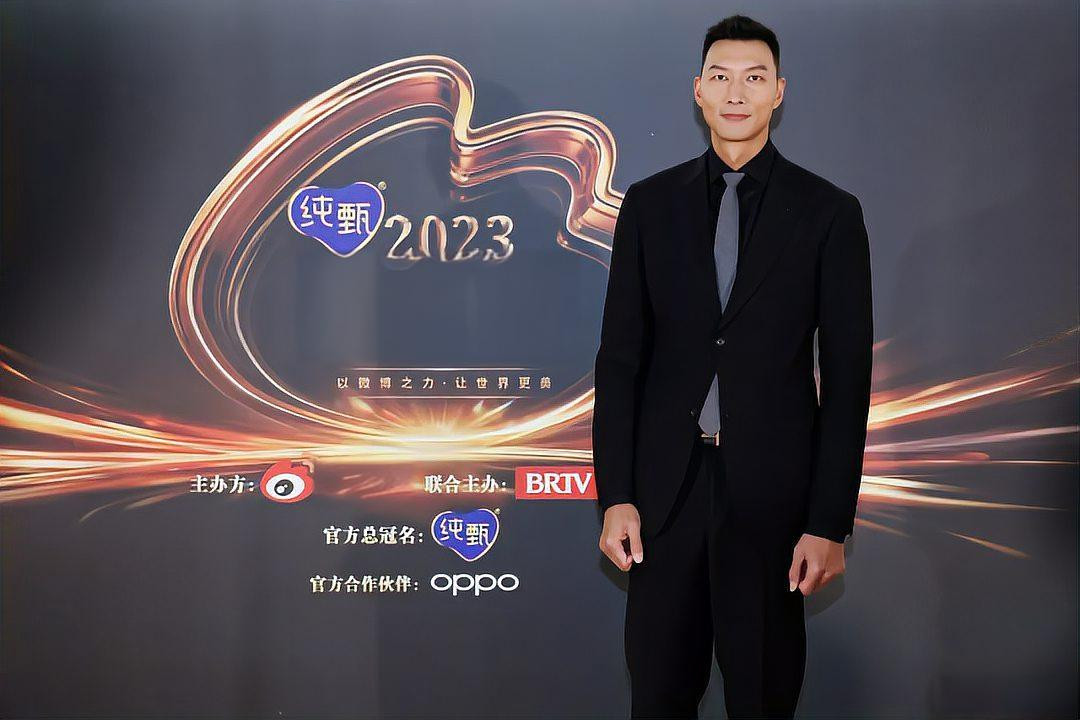 易建联2023微博之夜活动现场照片