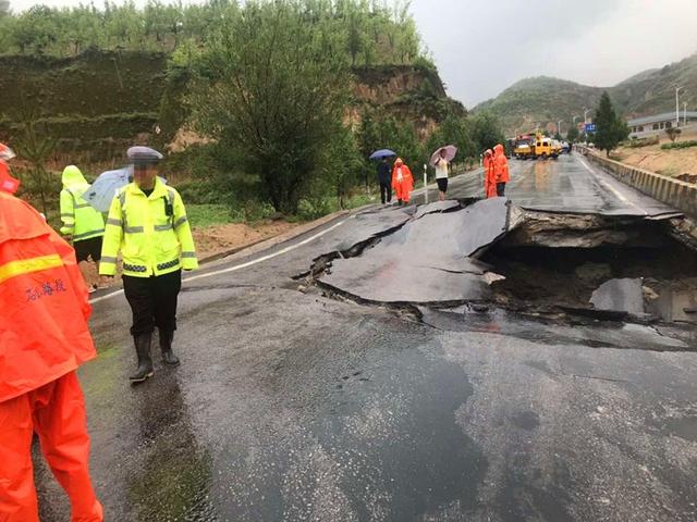 石楼交警大队关于340国道石楼段发生路面塌陷车辆需要绕行的通告