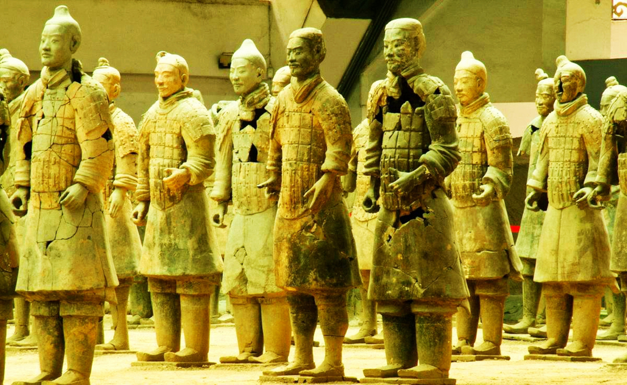 美国总统里根来参观兵马俑,开玩笑说他不会踢我.