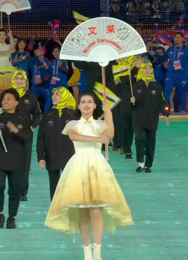 杭州亚运会举牌小姐姐:美丽与力量