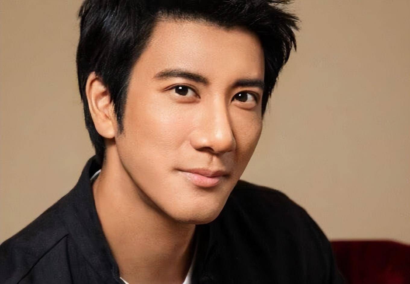 王力宏露面参加好友婚礼,留长发脸黑显憔悴,与美女合影大变样