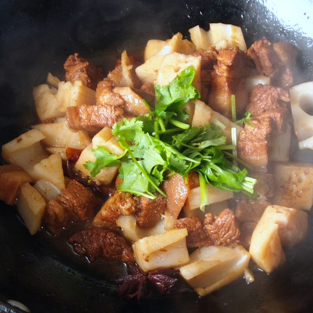 蓮藕紅燒肉,香而不膩,一定要多煮米飯